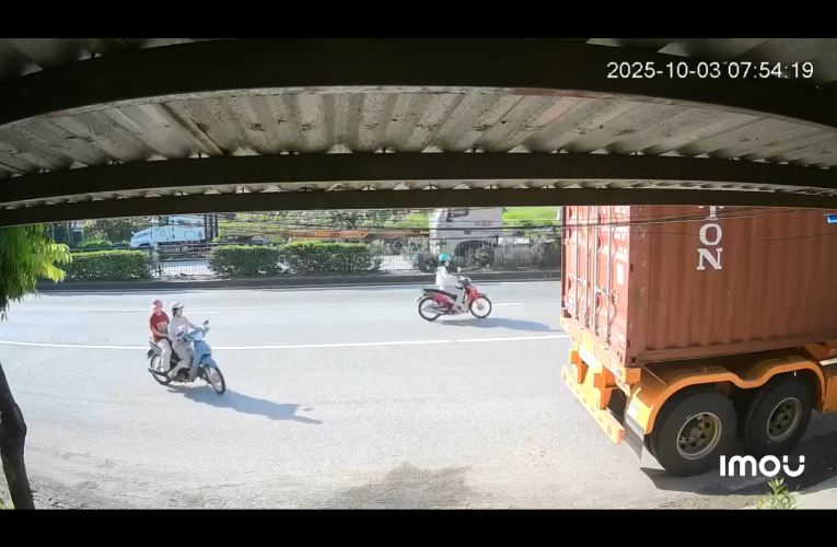 2 NỮ SINH MAY MẮN THOÁT … KHI XE CONTENER LÙI‼️