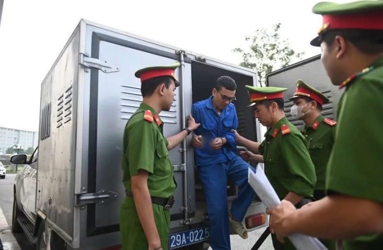 Cảnh sát dẫn giải nhóm bị cáo trong vụ đánh bạc 106 triệu USD tại khách sạn Pullman