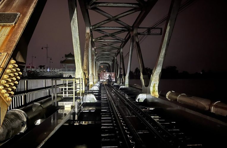 19 toa tàu chở đá giữ cầu Bạch Hổ giữa dòng lũ sông Hương